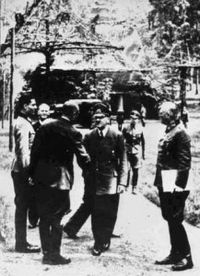 Oberst Stauffenberg und Hitler vor dem Attentat. Foto: Wikipedia.