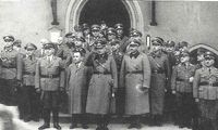 Meißens Herrscher vor dem Rathaus, 1937. In Zivil: NSDAP-Kreisleiter Hellmut Böhme, links von ihm: OB Hans Drechsel Foto: Bestand G. Steinecke/Dr. G. Baum